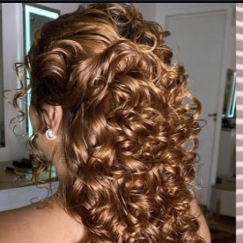 Penteado cacheado para noiva