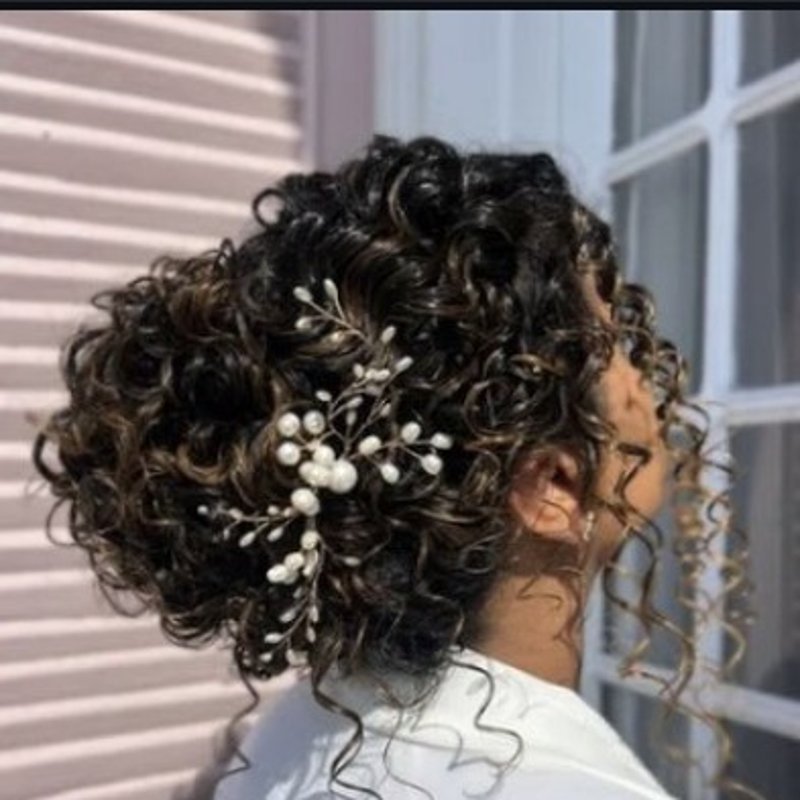 Coque cacheado com flores